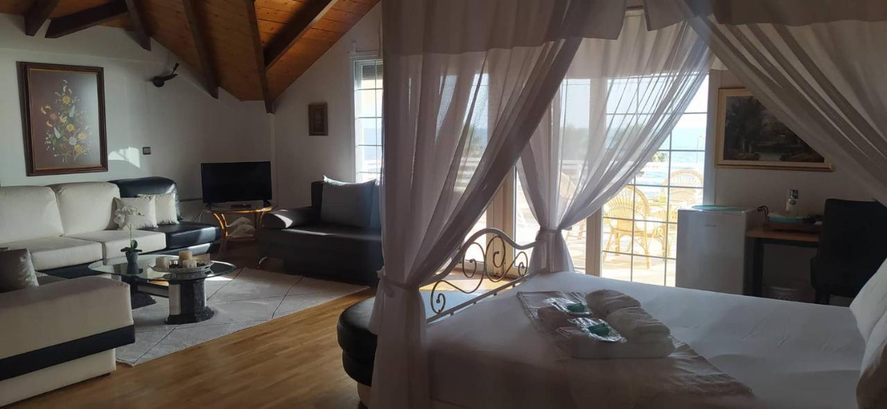 Suite In Front Of The Sea Nea Thesi Buitenkant foto